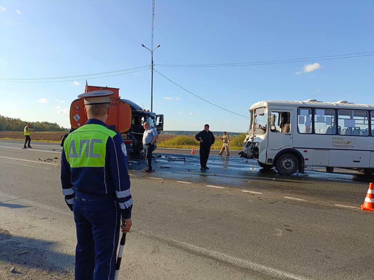 На Тюменском тракте бензовоз врезался в междугородний автобус. Пострадали пять человек 