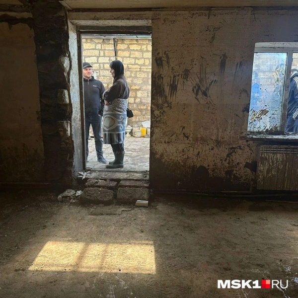 Грязная вода текла по улицам и затекала в дома, следы ее не убрали до сих пор | Источник: Екатерина Рябчук / MSK1.RU