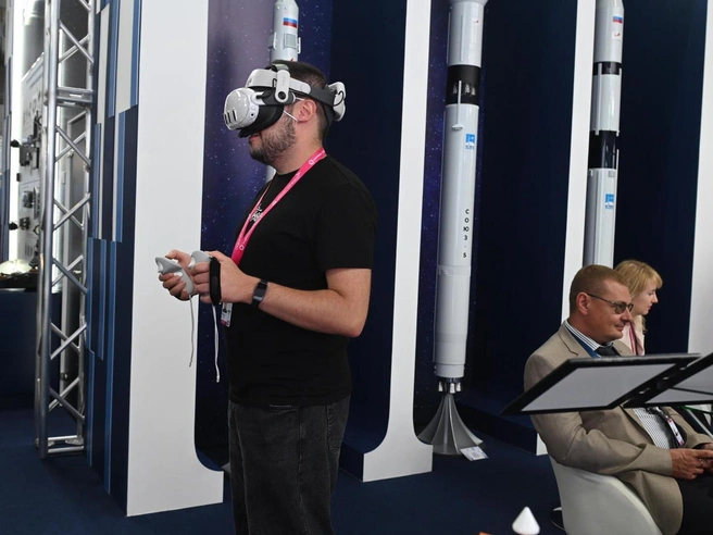 Рядом можно было воспользоваться VR-очками и ощутить себя роботом на производстве | Источник: Дмитрий Емельянов / E1.RU