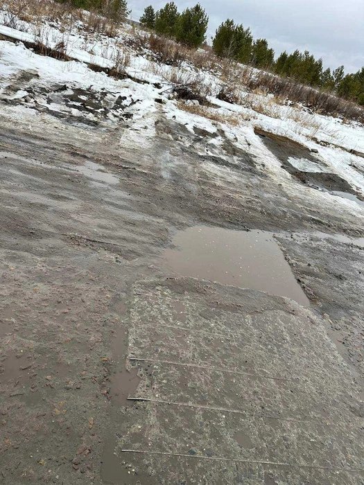 На дороге торчат участки арматуры | Источник: предоставлено жильцами ЖК «Город Сказка»