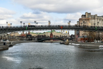 Мужчина, упавший с Патриаршего моста, жив, но без сознания