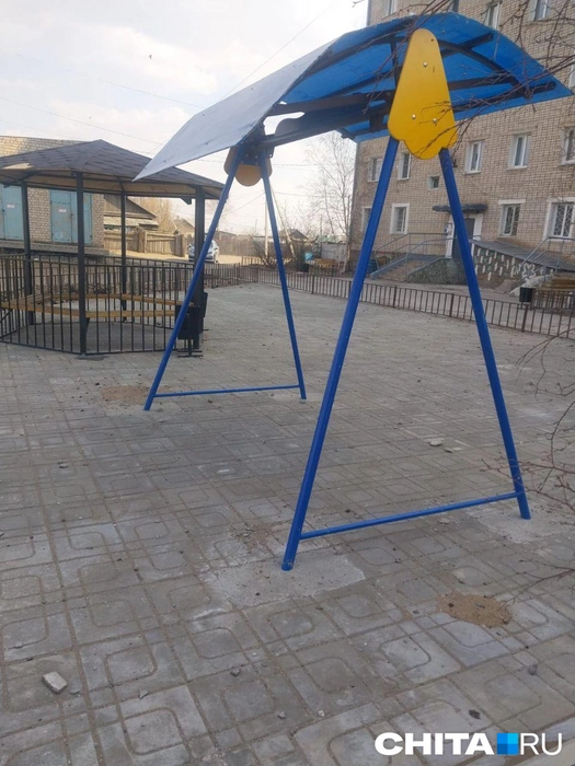 Качели тоже не доведены до ума | Источник: очевидец