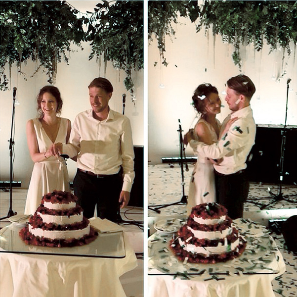В завершение торжества Никита и Яна вместе разрезали праздничный торт