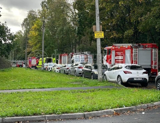 Жильцы двух домов оказались на улице из-за утренних пожаров в Петербурге | Источник: читатель «Фонтанки»