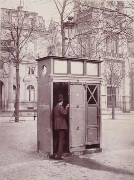 Общественный туалет, площадь Лувра, Париж (1-й округ). Фотография Чарльза Марвилля (1813–1879)  | Источник: PWB Images
