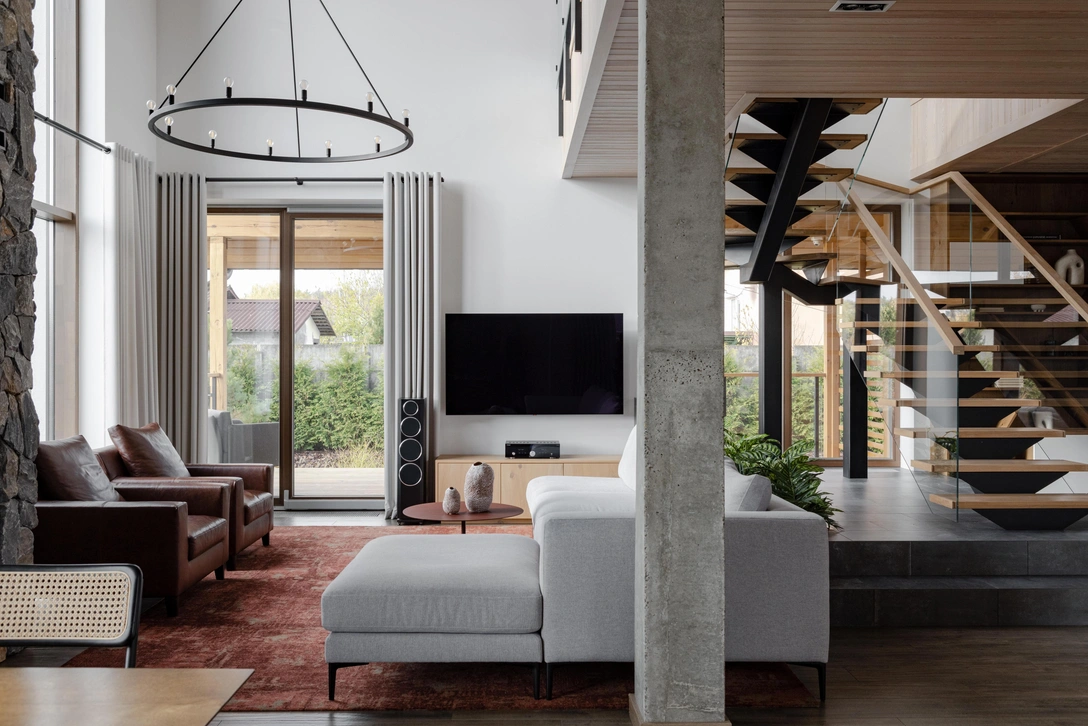 Вид на гостиную. Кожаные кресла, Sofa Club. Журнальный столик, Midj. Шторы, Muscari Studio. | Источник: Елизавета Кулененок. Стиль: Юлия Мамедова