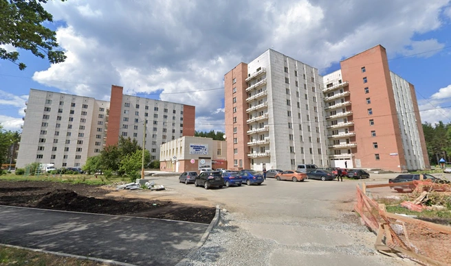 На фото — два девятиэтажных общежития в микрорайоне УНЦ | Источник: GoogleMaps