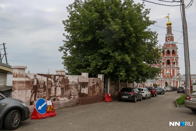 Граффити можно увидеть на улице Рождественской за Строгановской церковью | Источник: Наталья Бурухина / NN.RU