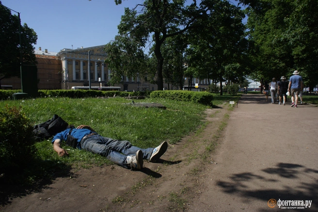 Чаще всего отравление происходит из-за обилия выпитого | Источник: Михаил Огнев / FONTANKA.RU