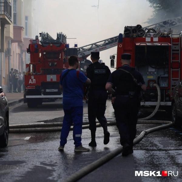 Пожарные тушат возгорание | Источник: Артем Устюжанин / MSK1.RU