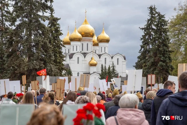 Много людей приняло участие в шествии «Бессмертного полка» | Источник: Кирилл Поверинов / 76.RU