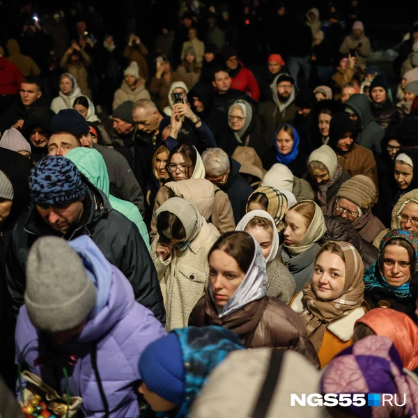 Вы только посмотрите, сколько омичей пришли на пасхальную службу  | Источник: Евгений Софийчук / NGS55.RU