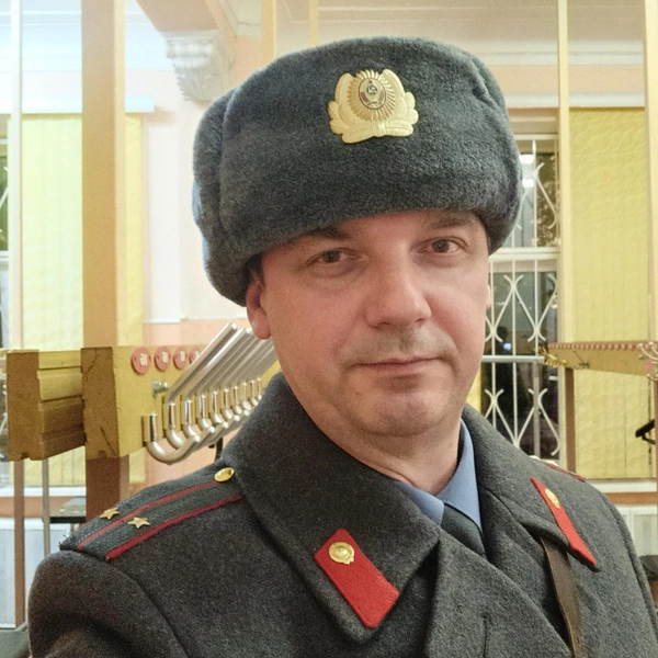 Для съемок сериала «Слово пацана» Алексей вновь надел форму — в прошлом он работал в органах МВД | Источник: Алексей Лузин / Vk.com
