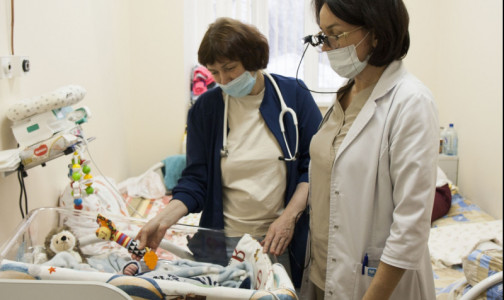 Впервые в России. Петербургские хирурги расширили 2-миллиметровую гортань младенцу весом 3,5 кг. Теперь он дышит сам