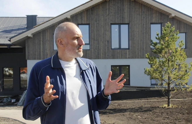 Андрей Алексеев у здания строящегося отеля | Источник: Стас Соколов \ NGS.RU