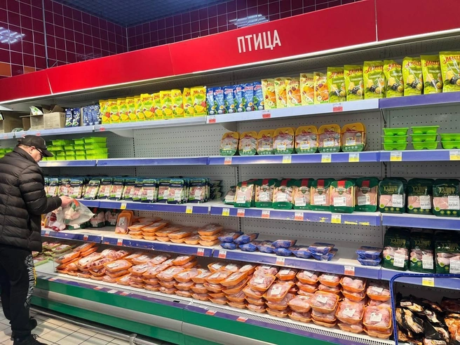 В магазинах сети «Лента» проблем с наличием мяса не отмечено. | Источник: читатель 72.RU