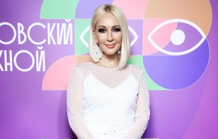 52-летняя Лера Кудрявцева в «ядовитом» бикини показала подтянутый бюст