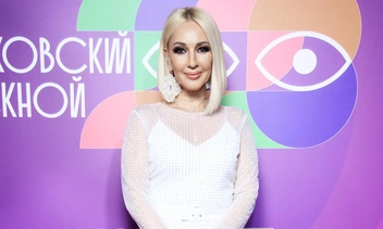 52-летняя Лера Кудрявцева в «ядовитом» бикини показала подтянутый бюст