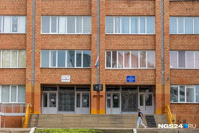Ее обижали. Школьница пыталась напасть на учителя и ранила сверстницу в Красноярском крае | Источник: Артем Ленц / NGS24.RU