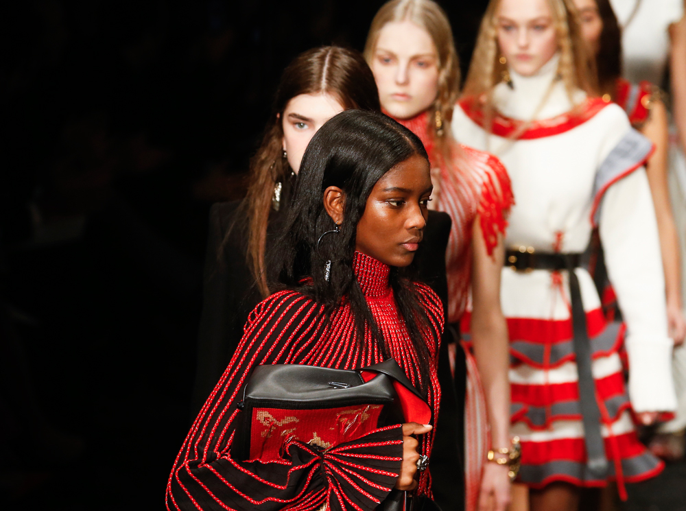 Чистое колдовство: показ Alexander McQueen FW 2017 | marieclaire.ru