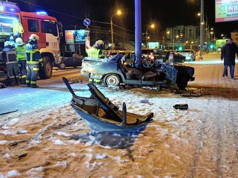 Архангельские спасатели разрезали автомобиль, попавший в ДТП: что с водителем