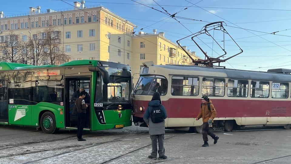 В Екатеринбурге трамвай забодал автобус: видео странной аварии