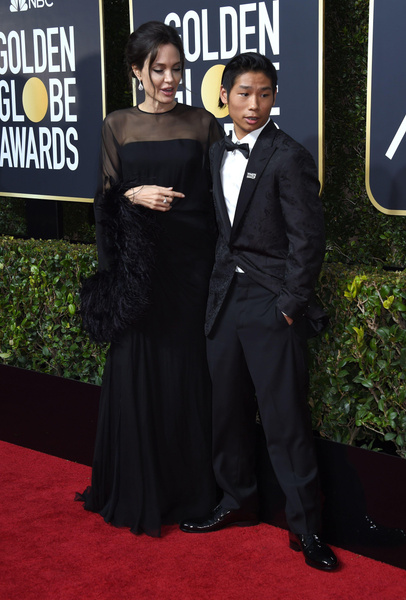 Как сейчас выглядит самый скандальный сын Анджелины Джоли и Брэда Питта — редкое фото звездного наследника