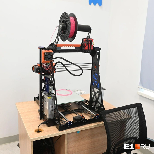 А еще почти в каждом классе есть 3D-принтер!  | Источник: Дмитрий Емельянов / E1.RU