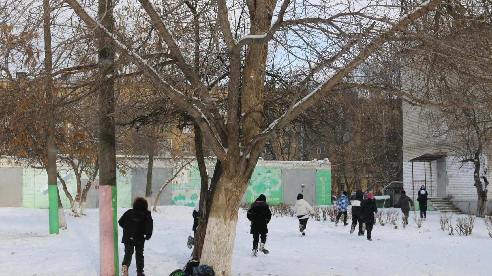 Ученики казанской школы переодевались прямо на улице. В управлении образования объяснили почему