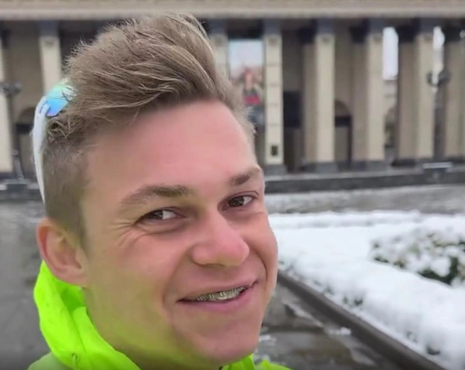 Фирменный стиль блогера — одежда салатового цвета | Источник: willeggerton / instagram.com* (экстремистская организация, деятельность запрещена на территории РФ)