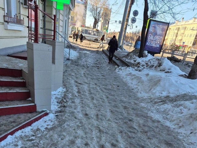 После нескольких дней оттепели тротуар замерз, превратившись в опасную ледяную корку. | Источник: читатель 74.RU