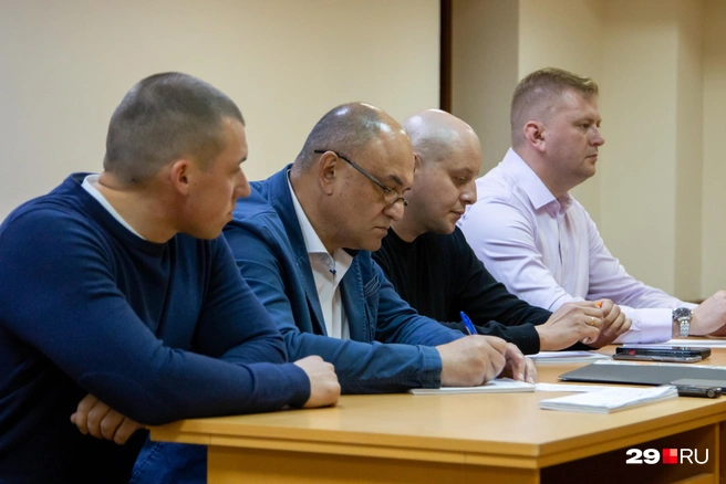 Александр Овсянников, адвокат Марк Астахов, Дмитрий Гришин, и адвокат Дмитрий Вирюжский | Источник: Кристина Полевая