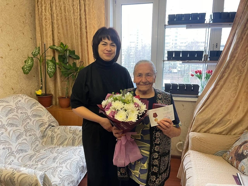 Встреча со 101-летней труженицей тыла и ветераном труда Анастасией Ивановной Воробьевой в 2025 году | Источник: Татьяна Гарновская / Vk.com