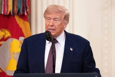 Трамп потерял ориентацию на сцене: насмешки в сети