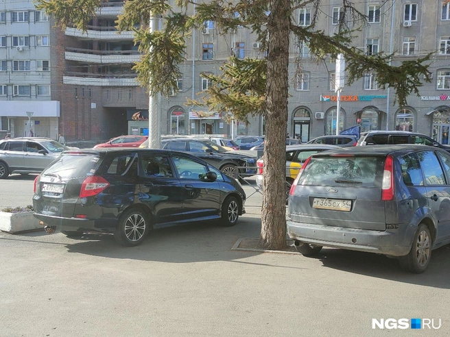 Автомобилисты в последнее время часто стали часто принимать тротуар за парковку | Источник: читатель НГС