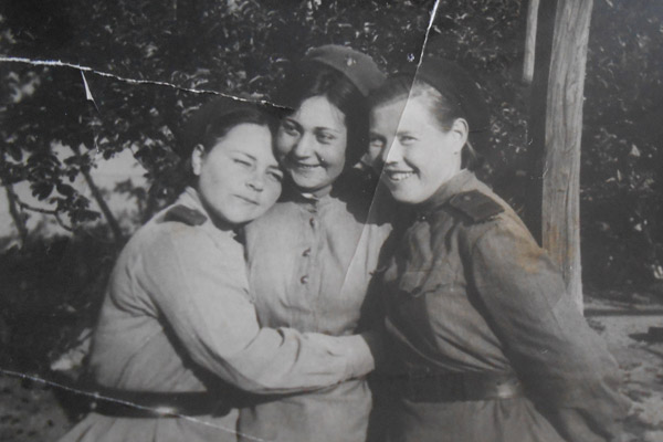 Мария Григорьевна (на фото в центре) мечтает найти подруг: справа – Маша Антонова, слева – Фаина Селиверстова