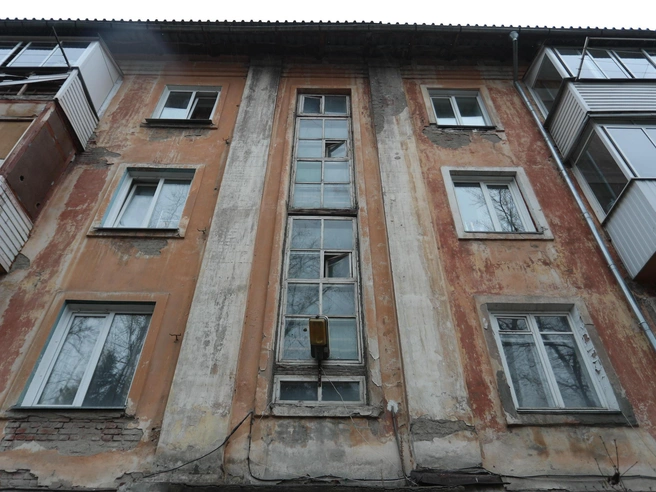 Многие жильцы опасаются оставаться в старом здании, поскольку ряд квартир уже пустует, но у части residents нет альтернативного жилья. | Источник: Андрей Бортко / NGS.RU