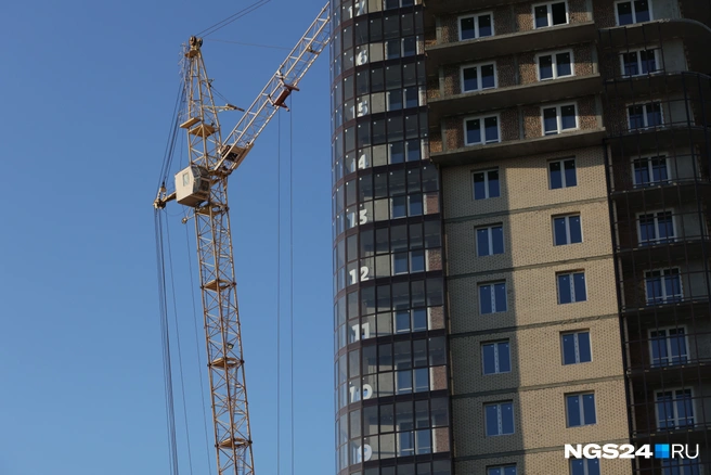 Кран накренился в сторону новой развязки | Источник: Мария Ленц / NGS24.RU
