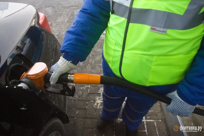 Ранее жители жаловались на подорожание бензина | Источник: Сергей Коньков / FONTANKA.RU