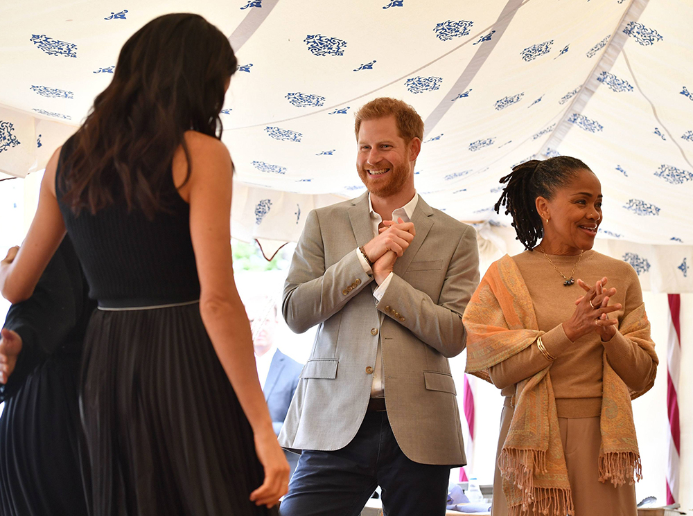 Принц Гарри смотрит на Меган Маркл во время презентации ее первого соло-проекта в качестве члена королевской семьи, 20 сентября 2018 года | marieclaire.ru