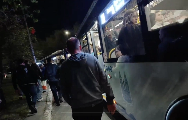Саратовцев у входа в парк ждет общественный транспорт, который очень быстро заполняется | Источник: Антон Васильченко / 164.RU