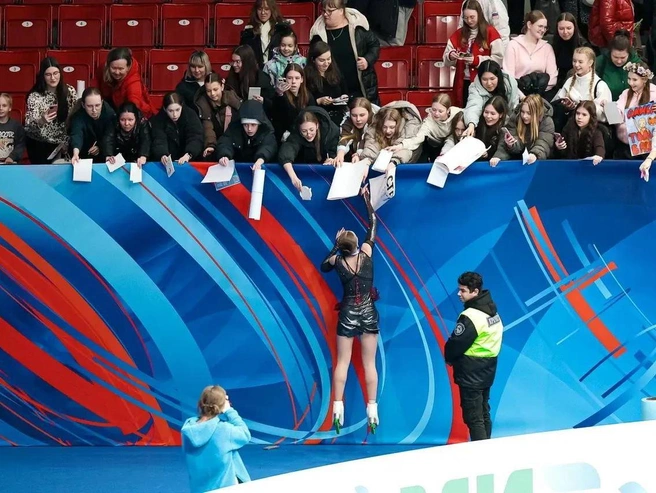 Самые настойчивые болельщики получили автографы чемпионов, для чего фигуристкам даже пришлось совершить несколько прыжков. | Источник: Наталья Лапцевич