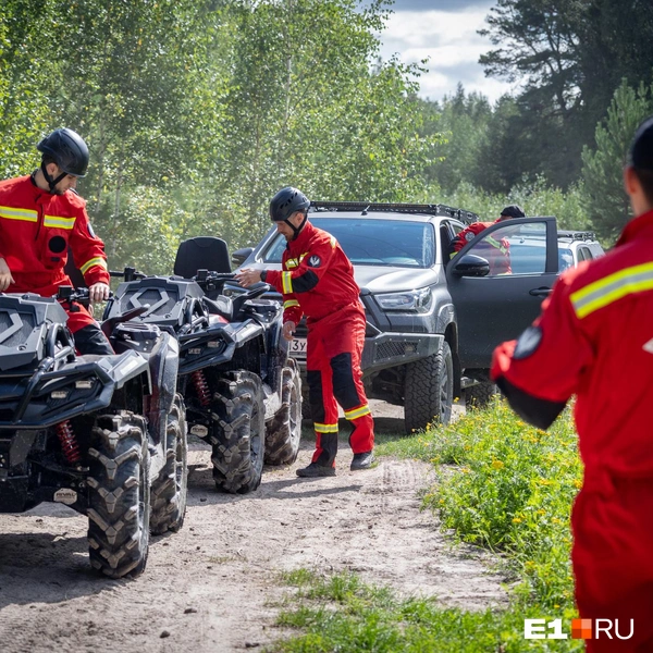 В лес добирались на нескольких «Хайлюксах» и квадроциклах | Источник: Владислав Лоншаков / E1.RU