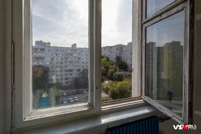 Причины, по которым ребенок оказался возле открытого окна, пока неизвестны | Источник: Алексей Волхонский / V1.RU