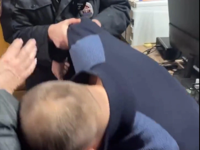 Задержание предпринимателя Сидоренко попало на видео | Источник: Иван Иванов / Vk.com