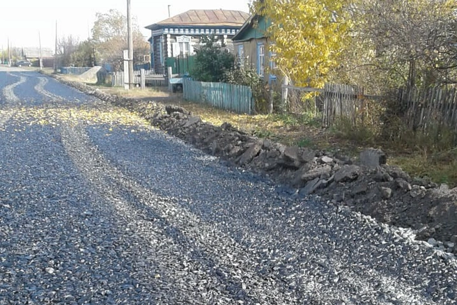 Не дождавшись подрядчиков, муниципалитет начал ремонтировать дорогу сам | Источник: Страница Армэна Хачатуряна «Вконтакте» / Vk.com