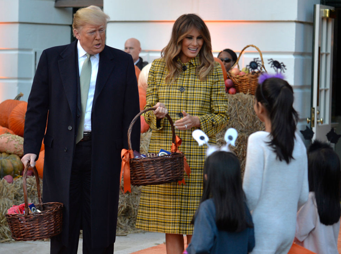 Фото №3 - «Это и так жуткое место»: Меланию Трамп раскритиковали за подготовку Белого дома к Хэллоуину