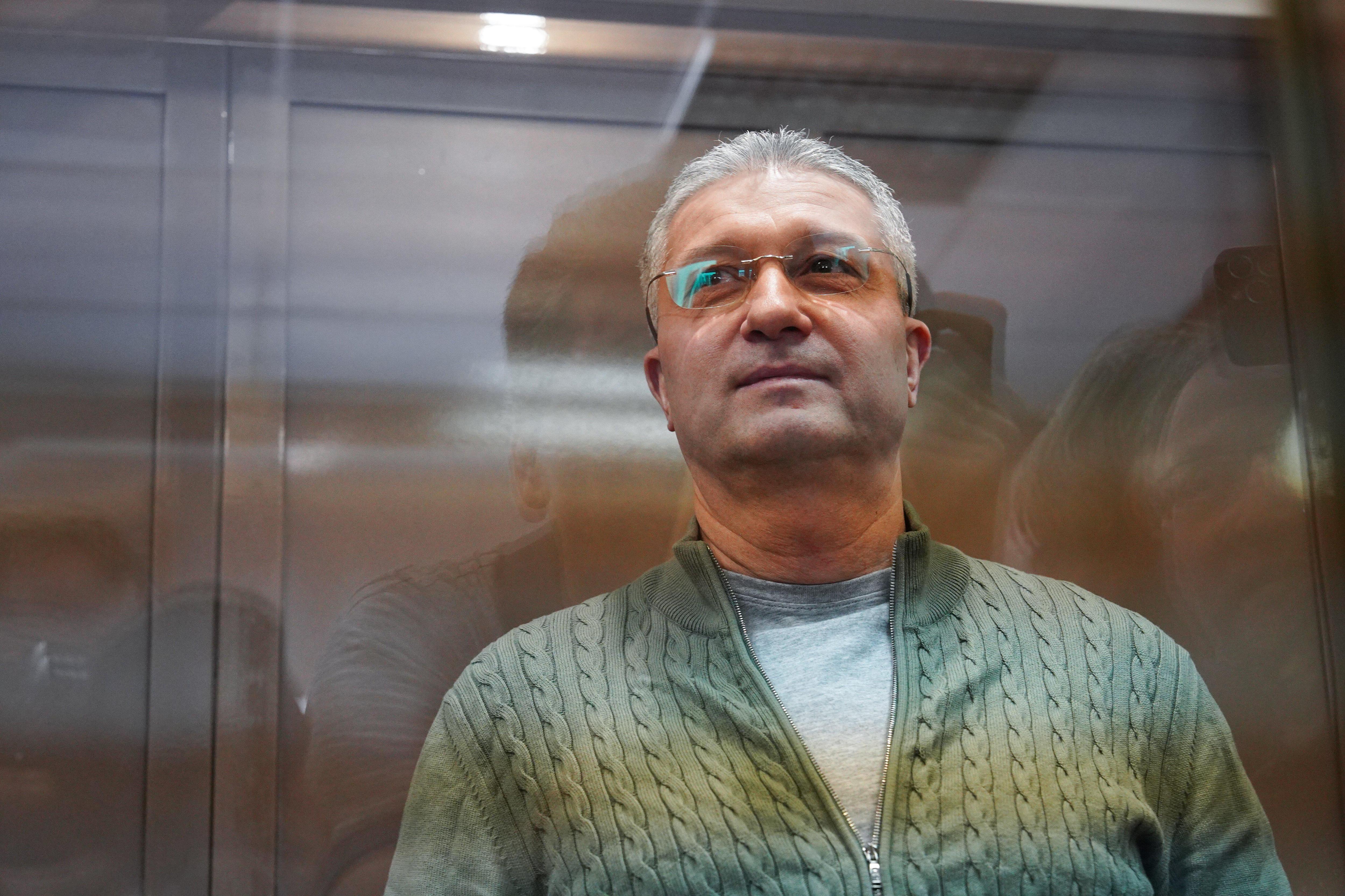 Светская львица требует вернуть ей украшения на 200 млн рублей  они вещдоки по делу экс-замминистра обороны