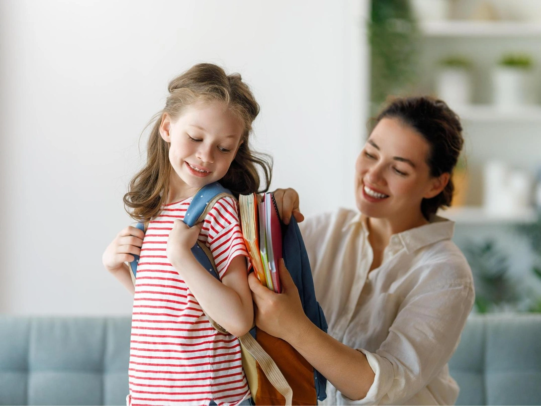 Боль детства: 3 признака, что ваш ребенок боится идти в школу (но скрывает это) | marieclaire.ru