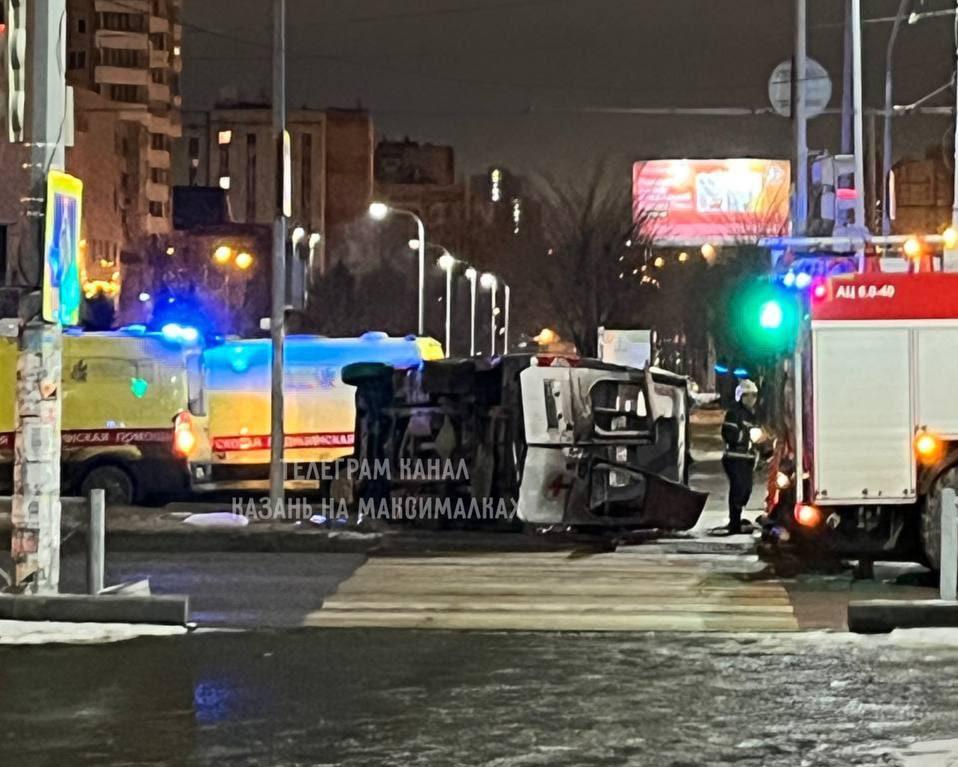 Пятеро пострадавших. В Казани авто скорой помощи влетело в легковушку и перевернулось